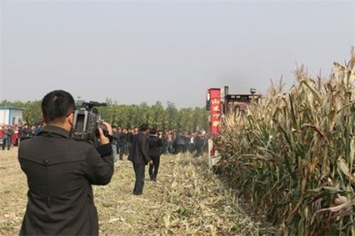 山东宁联举办玉米收获机械新产品现场演示会
